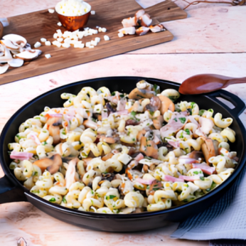  Pâtes serpentini au poulet, aux champignons et au lardons