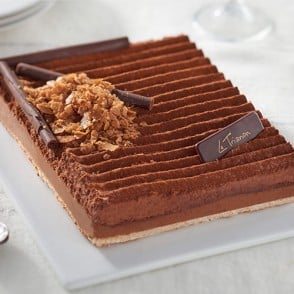 Pièce montée d'anniversaire sur le thème du réal Madrid Commandez dès  aujourd'hui votre gâteau sur notre site internet et …